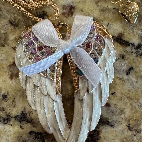 NECKLACE! Betsey Johnson Angel Wing Pendant Necklace with Gemstones & Bow BNWT - Picture 3 of 4